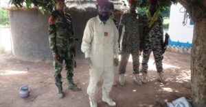 Centrafrique : si l’ex-chef d’État-major du MPC, le général  Djido Ali met sa menace à exécution, que reste-t-il vraiment au mouvement du général Alkhatim Mahamat ?L’autoproclamé général Alkhatim Mahamat, patron du MPC,  vient de limoger il y’a quelques jours son deuxième chef d’état-major en moins d’un an. Si le général Djido Ali tient sa promesse de rejoindre Africa Corps avec tous ses hommes, le MPC va-t-il repartir de zéro?Pour comprendre pourquoi cette nouvelle crise est aussi grave, il faut remonter au début 2025. Quelques jours après la signature de l’accord de paix entre le MPC et le gouvernement centrafricain, les mercenaires russes de Wagner ont mené une opération meurtrière sur les sites miniers de Markounda et de Kouki. Plus de quarante combattants du MPC y ont été massacrés. Des hommes qui croyaient que l’accord signé les protégeait. Le beau-père d’Alkhatim Mahamat lui-même a été abattu lors de cette opération.Ce massacre a décimé les rangs du mouvement. Beaucoup de combattants ont quitté le MPC dans la foulée, certains pour regagner la vie civile, d’autres récupérés par d’autres groupes armés. C’est dans ce contexte qu’Alkhatim Mahamat a nommé le général Anour Moussa Adam à la tête de l’état-major, pour tenter de rebâtir une structure de commandement.Mais cette nomination n’a pas survécu longtemps. En août 2025, selon les informations recueillies par la rédaction de Corbeau News Centrafrique, Anour Moussa Adam a claqué la porte après un clash ouvert avec Alkhatim Mahamat. Au cœur de la rupture : le contrôle des mines d’or de Koki et Markounda. Alkhatim Mahamat voulait y placer son propre cousin, jugé inapte par le chef d’état-major, qui a refusé. La cassure était irréparable.Pour combler ce nouveau vide, Alkhatim Mahamat a cette fois fait appel à un mercenaire centrafricain parti combattre au Soudan au côté de force rapide soudanaise du nom de  Djido Ali. Ce dernier  est arrivé avec ses propres hommes, personnellement loyaux à sa personne. Pas au MPC. Pas à Alkhatim Mahamat.On connaît la suite. Limogé le 1er mai 2026 après avoir saisi Wagner contre les forces mixtes Tchad-RCA à l’insu de son patron, Djido Ali a annoncé publiquement qu’il quittait le mouvement avec l’ensemble de ses éléments pour les placer sous le commandement d’Africa Corps. Si cette défection se confirme, ce qui restait de capacité militaire opérationnelle au MPC depuis sa nomination partirait avec lui.Des conseillers proches d’Alkhatim Mahamat, interrogés par la rédaction de Corbeau News Centrafrique, évoquent une remontée mécanique de la chaîne de commandement : le chef d’état-major adjoint prendrait le poste, et ainsi de suite. Mais cette option ne répond pas à la vraie difficulté. Alkhatim Mahamat devrait aller chercher un autre chef de guerre avec ses propres hommes, l’intégrer formellement au MPC, et espérer que celui-là tiendra sa loyauté plus longtemps que les deux précédents.Avec les quelques combattants qui lui resteraient dans ce scénario, ce que pèse encore réellement le MPC sur l’échiquier centrafricain reste une question sans réponse claire.Par Alain Nzilo
CONTACTER CORBEAU NEWS CENTRAFRIQUE
Corbeaunews Centrafrique
Tel/ WhatsApp : +236 75 72 18 21