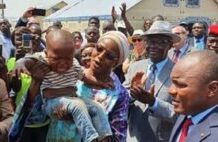 60 000 réfugiés en RCA face aux millions des demandeurs d’asile au Tchad : De quel « record » le gouvernement se réjouit-il dans sa propagande ? virginie-mbakoua-accueillant-les-réfugiés-centrafricains-de-la-rdc-au-port-amont-de-bangui-en-centrafrique – Centrafrique : Le gouvernement centrafricain rapatrie les réfugiés centrafricains du Congo Démocratique