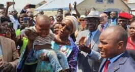 virginie-mbakoua-accueillant-les-réfugiés-centrafricains-de-la-rdc-au-port-amont-de-bangui-en-centrafrique – Centrafrique : Le gouvernement centrafricain rapatrie les réfugiés centrafricains du Congo Démocratique