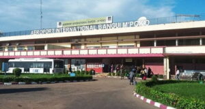 Ça commence à devenir fou dans ce pays. Voilà comment un agent de l’aéroport international Bangui Mpoko intimide un voyageur muni d’un visa espagnol qui devait passer par Paris