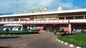 Ça commence à devenir fou dans ce pays. Voilà comment un agent de l’aéroport international Bangui Mpoko intimide un voyageur muni d’un visa espagnol qui devait passer par Paris