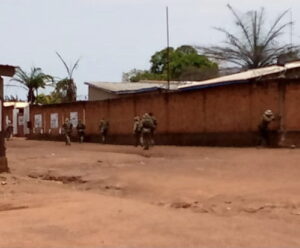Haut-Mbomou : quand les mercenaires russes trouent le bac de Kadjima en tirant sur un caïman. La population se débrouille depuis un an pour vider l’eau pendant la traversée