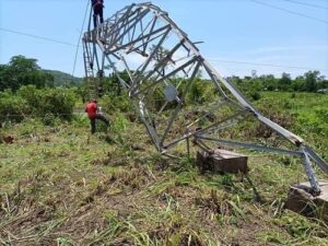 Inondations à Bégoua : Le chef du quartier Zako 4 lance un cri d'alarme après le débordement des rivières Ngola et PokoRédigé le 07 juillet 2026 .Par : la rédaction de ,  Une semaine après les pluies diluviennes qui se sont abattues sur la capitale centrafricaine et ses environs, la situation reste critique dans la commune de Bégoua . Le débordement des cours d'eau Ngola et Poko a plongé plusieurs quartiers dans le chaos, poussant le chef de Zako 4, Albert Dengaou, à lancer un appel de détresse urgent au gouvernement et aux partenaires humanitaires.Des dégâts matériels considérables et des familles à la rueLe constat sur le terrain est désolant. Les quartiers Zako 2, Zako 3 et Zako 4 sont aujourd'hui en grande partie submergés. L'eau s'est infiltrée partout, détruisant de nombreuses habitations et plongeant la population locale dans une précarité extrême.« Toutes les maisons sont dans l'eau et les gens vivent dans la précarité. À l'exception des constructions en dur qui ont réussi à résister, tout s'est écroulé », témoigne avec gravité Albert Dengaou, chef du quartier Zako 4.Les infrastructures publiques ne sont pas épargnées par cette catastrophe écologique, que les autorités locales attribuent directement aux effets du changement climatique. Parmi les bâtiments touchés, l'école privée « Flamboyant » se retrouve elle aussi complètement inondée, hypothéquant la scolarité des enfants de la zone.Le sentiment d'abandon d'une population sinistréeCe drame vient s'ajouter à une situation déjà fragile. Il y a peu de temps, un violent cyclone avait déjà frappé la commune, arrachant des toits et fragilisant les habitations. À l'époque, le chef de quartier avait recensé les dégâts et alerté le ministère de l'Action humanitaire ainsi que la Croix-Rouge centrafricaine, mais l'aide promise se fait toujours attendre.« La fois dernière, quand il y a eu le vent violent, j'ai fait recours au gouvernement et à la Croix-Rouge. Mais jusqu'à présent, nous n'avons pas encore eu gain de cause », déplore le leader communautaire.Un cri du cœur adressé aux autorités et aux ONGFace à l'ampleur de cette nouvelle crise qui laisse de nombreuses familles sans abri et exposées aux intempéries, Albert Dengaou refuse de baisser les bras. Il s'attelle actuellement à enregistrer méthodiquement chaque maison détruite pour constituer les dossiers de sinistre.Tout en mesurant les limites financières de l'État, il exhorte le gouvernement centrafricain, les organisations internationales et les ONG à ne pas fermer les yeux sur la détresse de Bégoua : « Le père reste le père. C'est pourquoi je lance ce cri d'alarme pour que le gouvernement pense à nous. Cette fois-ci, la situation est vraiment très grave. »Par Brahim SalléRejoignez notre communautéChaine officielle du CNCInvitation à suivre la chaine du CNC3CNC groupe 4CNC groupe le SoleilNote : les deux premiers groupes sont réservés  uniquement aux publications officielles du CNC Abonnez-vous à notre chaine YouTube :Contactez-nous via WhatsApp : +236, 70, 16, 44, 65Email :Pour Alain Nzilo : anzilo@corbeaunews-centrafrique.org