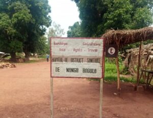 Pancarte de l'hôpital de Nanga Boguila, illustrant l'article sur  La psychose du vol mystique de sexe embrase la ville de Nanga-Boguila : 2 hommes sauvagement agressés et arrêtés par la gendarmerie  