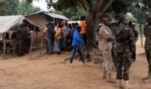 Centrafrique : un sergent de l’armée nationale s’est suicidé à Mbrés, selon le témoignage de ses collègues poste de contrôle des soldats FACA au PK26 route de Boali poste-de-controle-des-soldats-FACA-au-PK26-route-de-Boali Racket sur les routes, un compatriotes centrafricains s’indigne du comportement des soldats FACA