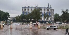 La mafia s’empare de la réfection du stade 20 000 places de Bangui Entrée principale du stade 20 000 places, en face de l'immeuble de SOCATEL à Bangui. Photo prise le 16 mars 2023 après une pluie Entree-principale-du-stade-20-000-places-en-face-de-limmeuble-de-SOCATEL-a-Bangui.-Photo-prise-le-16-mars-2023-apres-une-pluie La FIFA s'engage à construire des stades de football en RCA : où en sommes-nous ? Christian Aimé Ndota