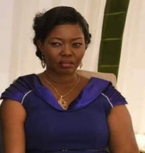 Patricia Mamadou, épouse du general Zéphirin Mamadaou habillée en robe bleue marrine