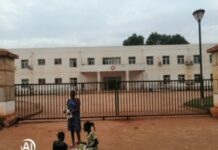Touadéra rend les Centrafricains fous avec un système de santé en pagaille totale Vu du bâtiment principal de l'hôpital Maman Emilienne Domitien de Bimbo Vu-du-batiment-principal-de-lhopital-Maman-Emilienne-Domitien-de-Bimbo Alarme à Bimbo : L'Hôpital Elisabeth Domitien au Bord de l'Effondrement