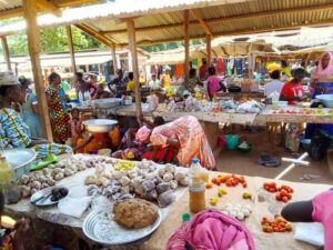 Vue animée du marché de Kaga-Bandoro avec des femmes vendant divers produits alimentaires Animation-et-diversite-au-marche-de-Kaga-Bandoro Kaga-Bandoro : des buffets en plein air avec une touche de saleté naturelle