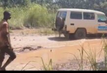 Centrafrique : un accident de la route fait un mort et plusieurs blessés à Lady, près de Batangafo Véhicule de l’UNICEF traversant une route boueuse et inondée à 103 km de Batangafo , en route pour la distribution de kits scolaires à Batangafo . vehicule_unicef_vers_batangafo L'UNICEF dénonce l'état catastrophique des routes en Centrafrique