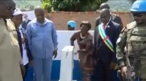 Pénurie d’eau à Bangui : des bidons jaunes en attente à la fontaine