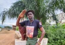 Centrafrique : Une radio privée de propagande politique peut-elle légitimement se substituer à la justice républicaine ? Escroquerie à la radio Gouandjika : Fidèle Gouandjika empoche les 8 000 Francs CFA des propriétaires des véhicules impayés de l’investiture de Touadéra et les roule complètement comme des enfants dans la farine