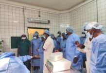 Résistance aux antibiotiques: le discours de l’empereur Touadéra et la pauvreté qui force les Centrafricains à se soigner dans la rue Résistance aux antibiotiques: le discours de l’empereur Touadéra et la pauvreté qui force les Centrafricains à se soigner dans la rue
