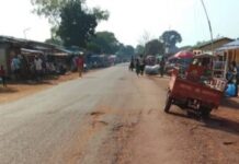 Centrafrique : 19 blessés dans le renversement d’un minibus de l’agence Pacifique à Yaloké Traversée de la ville de Zawa,situé à 35 kilomètres de Yaloké en allant vers Bossemptélé. Le marché central est visible aux abords de la route