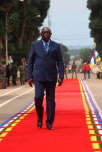 Hypocrisie des bras cassés de la septième république : Moloua exige le respect du drapeau centrafricain alors que Touadéra le transforme en tapis et le piétine chaque jour