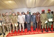 Centrafrique : Comment les mercenaires russes du groupe Wagner inondent le pays avec leur business de tramadol Photo de famille des mercenaires de Wagner avec Touadera et le corps de l'armée après décoration