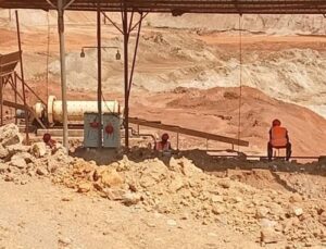 Jours fériés ignorés, 12 heures de travail quotidien : le calvaire des ouvriers centrafricains sur les sites miniers chinois