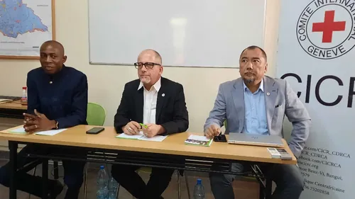 A gauche M. Cyrille Jean Noël Gbate, coordonnateur communication du CICR, au milieu M. Philippe Beauverd, chef sortant de la délégation du CICR ne République centrafricaine et à