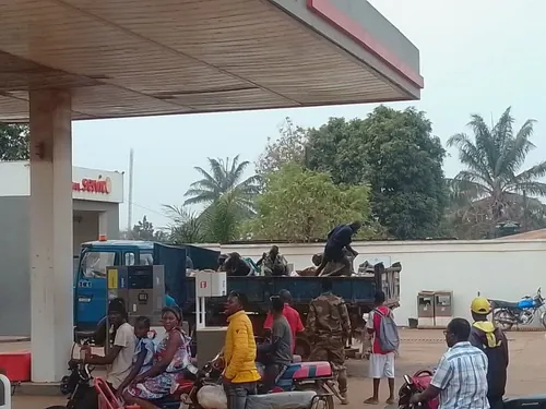 Voilà! Ça commence très mal. 24 heures après la validation du Conseil constitutionnel pour le troisième mandat illégal de Touadéra : Les Centrafricains, affamés, se ruent sur un camion poubelle