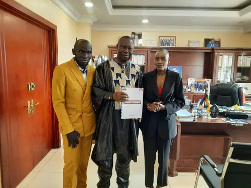 ‎Photo, M. Bruno YAPANDE Ministre de l'Administration du Territoire, de la Décentralisation et du Développement Local entouré de Mme Nadine KOSSI présidente de l'association Act