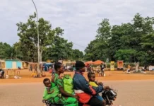 Bangui : des policiers armés braquent un jeune et emportent sa moto et son sac en pleine nuit à 200 villas Bangui : des policiers armés braquent un jeune et emportent sa moto et son sac en pleine nuit à 200 villas