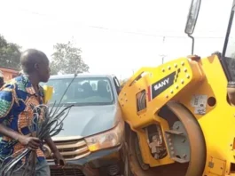Collision entre un rouleau compresseur du chantier de la route de Pk12 et le véhicule de l'opposant politique Martin Ziguélé à Bangui.