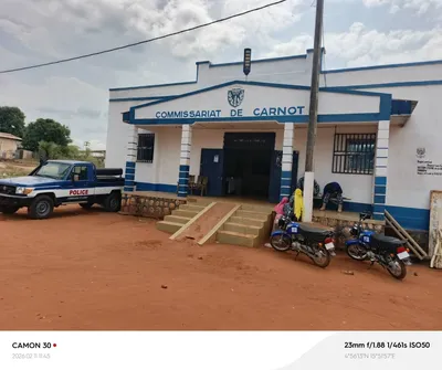 Carnot : le procureur WANKIA MANASSE sème le chaos lors d’une cérémonie mortuaire au commissariat et sort son pistolet pour tirer sur un policier