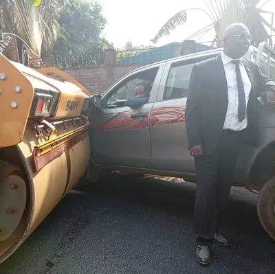 L'opposant Martin Ziguélé sorti de son véhicule après que le rouleau compresseur du chantier de la route de Pk12 a foncé sur son véhicule à Bangui.