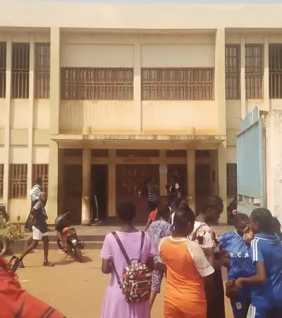 Au lycée de Miskine, un professeur de biologie menace des élèves de mauvaises notes après les publications de CNC sur le racket scolaire