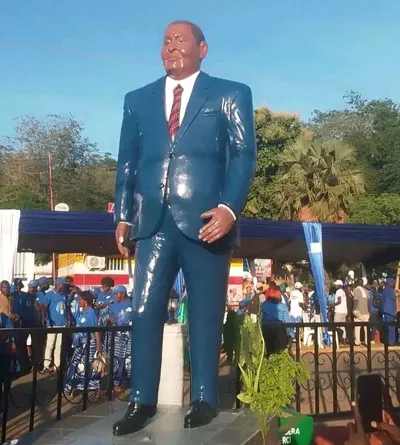 La statue de Faustin Archange Touadera, le nouvel empereur de la Centrafrique