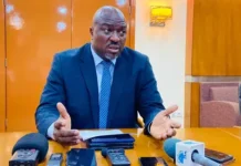 Jules Njawe célèbre le « Génie de Touadéra », mais après dix ans de pouvoir, nous avons un pays lourdement endetté, un carburant devenu hors de prix et la crise s’enflamme de partout Jules Njawe célèbre le « Génie de Touadéra », mais après dix ans de pouvoir, nous avons un pays lourdement endetté, un carburant devenu hors de prix et la crise s’enflamme de partout