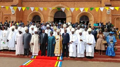 Comment LE DRAPEAU DE LA RCA EST FOULÉ AUX PIEDS À LA CATHÉDRALE DE BANGUI