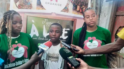 À droite Sarah-Isis Lardenois, au milieu un participant et à gauche Camélia Kossi, lors du deuxième « Goûter atelier lecture » à Bangui