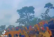 Les ouvriers du chantier de Yongoro crient leur colère contre la vente de leurs terres aux Chinois Capture d’écran de la vidéo des ouvriers du chantier minier de Yongoro en grève