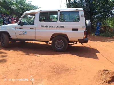 Le véhicule tout-terrain des Frères de la Charité – programme Fracarita Soins de santé mentale – arrive dans le village, empruntant la piste