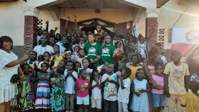 Photo de famille du deuxième « Goûter atelier lecture » à Bangui