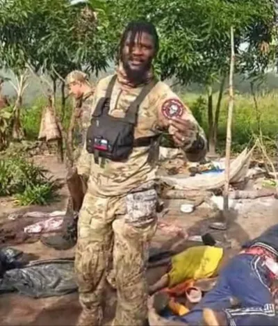 Photo de famille des mercenaires russes de Wagner sur les corps des décapités près de Bouar, dans la préfecture de la Nana-Mambéré