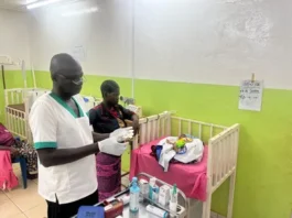 Un soignant du MSF à Bria prépare du matériel médical auprès d’un nouveau-né hospitalisé à l'hôpital de Bria. Photo MSF