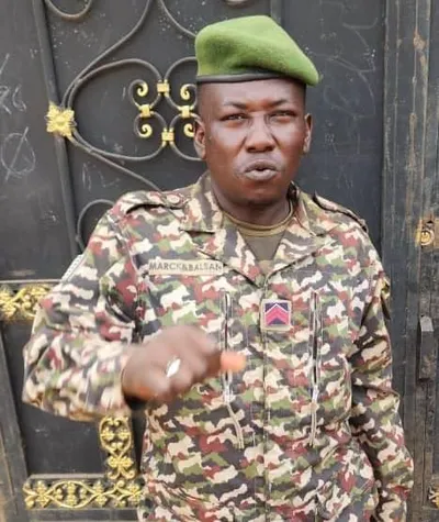 Le soldat voleur de l'ordinateur dans une boutique des Camerounais à Bangui