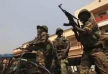 Centrafrique : quand les militaires rwandais désarment de force les soldats FACA à Bogoin, près de Damara Centrafrique : quand les militaires rwandais désarment de force les soldats FACA à Bogoin, près de Damara