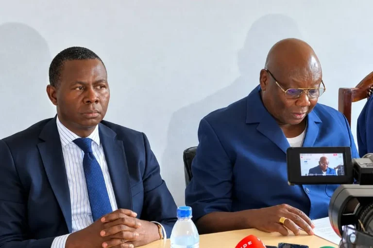 Crépin Mboli-Goumba rappelle le grand sorcier de Carnot, le faux diplômé Évariste Ngamana à l’ordre : « Les décisions du Conseil constitutionnel s’imposent à toutes les autorités »
