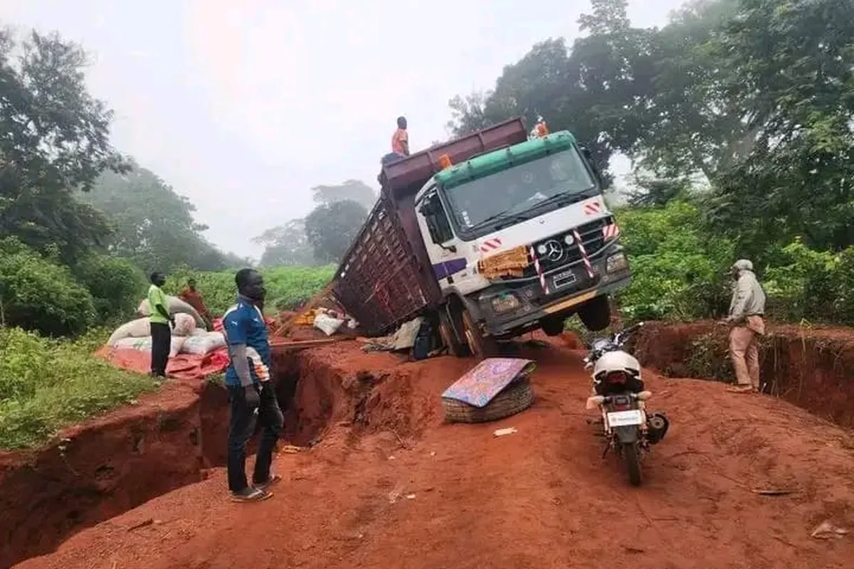 Carnot : un camion renversé coupe l’axe vers Berbérati sur fond de dégradation avancée de la route