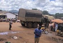 Zawa : les véhicules de Wagner bloquent la circulation et compliquent les déplacements Camion Wagner stationné à Zawa, dans l'Ombella-Mpoko. Photo CNC