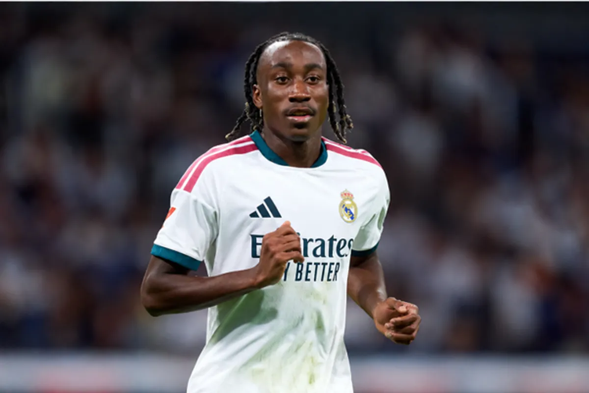 Footballeur du Real Madrid en maillot blanc sur le terrain