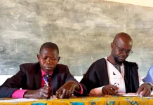 Hausse du prix du carburant : Quentin Claver NGBOUANDO et Elysée NGUÉMALÉ appellent à une journée « ville morte » le 12 octobre M. Elysée NGUEMALE, Coordonnateur de l'Observatoire pour la Gouvernance Démocratique en Centrafrique à gauche et M. Quentin NGOUANDO, Coordonn